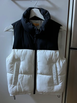 Väst - Väst från Gina. Använd Max 2ggr! Passar XS