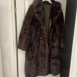 Pälsjacka - Säljer den perfekta pälsjackan i äkta päls. Köptes i en vintagebutik. Står ingen storlek i men passar dig som är en S/M. Äkta päls och i väldigt bra skick 