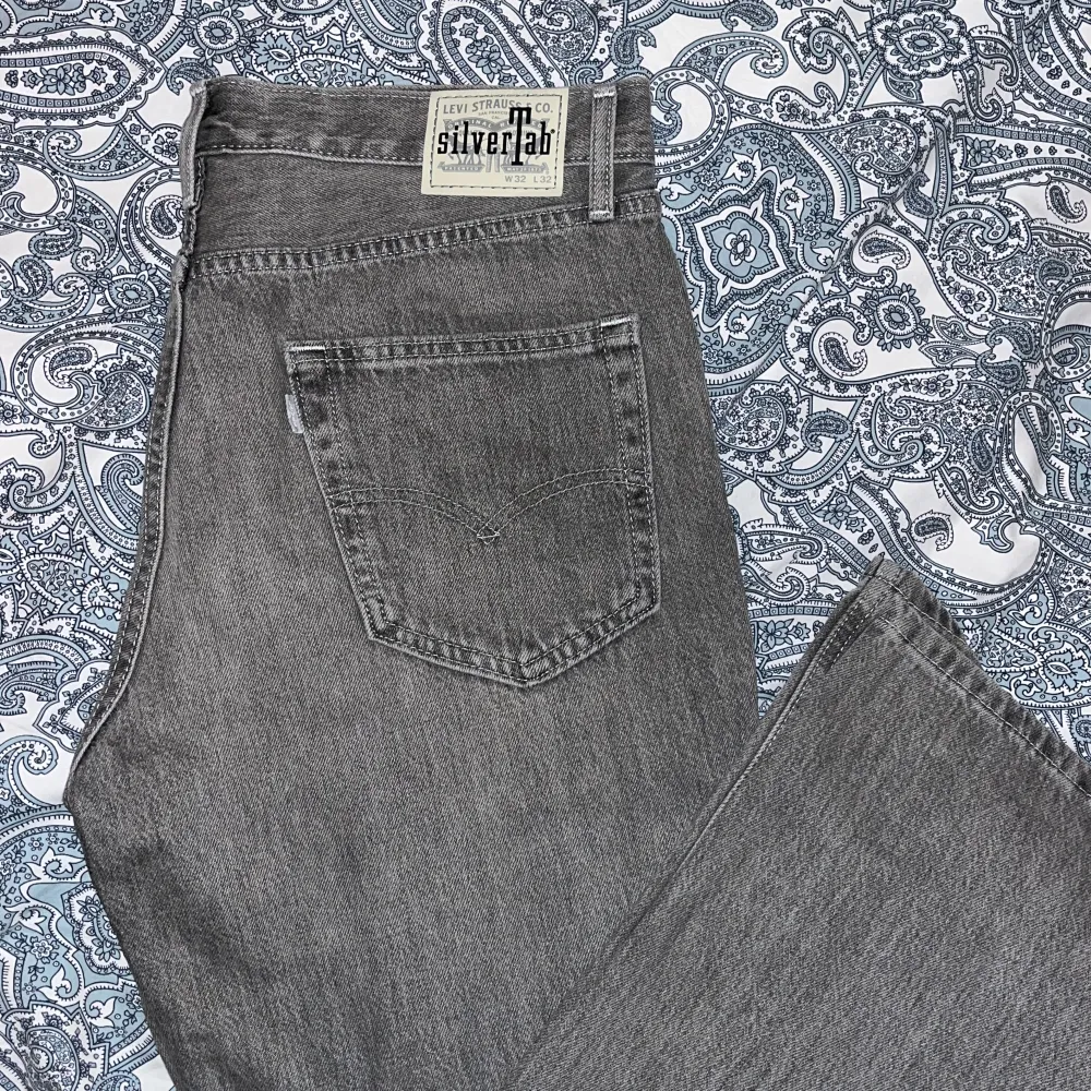 Levis silvertab storlek W32 L32, nypris ca 1000kr, köpta i somras men de passade inte min gaderob så de har inte använts. Storlek W32 L32 och loose i passformen. Jeans & Byxor.