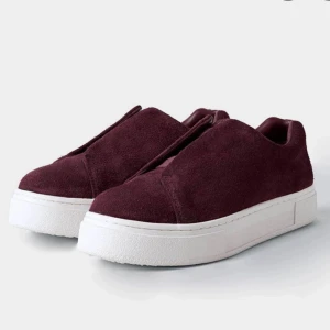 VINRÖDA EYTYS DOJA - Säljer nu mina eftertraktade vinröda eytys. Då jag inte får användning för dem. I bra skick, storlek 38 men passar mig som har 37. Box och dustbags tillkommer, hör av er vid frågor 💞