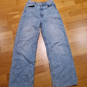 Jeans - Ljus blåa jenas.