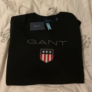 Långärmad gant t-shirt - En helt ny svart långärmad t-shirt från gant. Tröjan är i utmärkt skick och har inga hål eller andra defekter. Den är helt oanvänd. Den är i storlek medium. Hör av dig för fler bilder eller frågor.