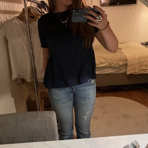 Marinblå utsvängd blus - Superfin marinblå blus som har volanger på sidorna!💘