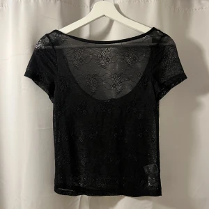 Helt ny spets topp - Svart helt ny spets topp från bikbok med lappen kvar. Storlek xs💕