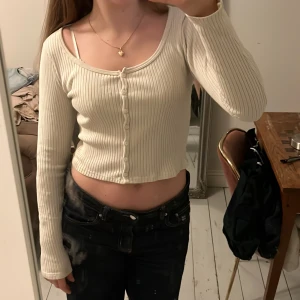 zelly top brandy - jättefin kofta/topp från brandy melville i modellen zelly