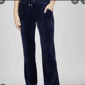 Juciy Byxor  - Säljer mina juciy i storlek S, har kvittot kvar och säljer för 400-500 beroende på intresse! Kan mötas upp runt om i stocholm, går ner i pris vid snabbt köp! Färgen Blå jättefin