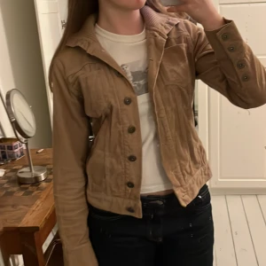 beige jacka - jättefin beige manchester jacka från lindex.