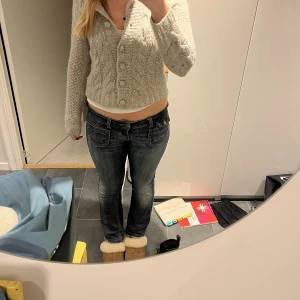 Lågmidjade ONLY jeans - Säljer de här superfina only jeansen som tyvärr är lite korta på mig som är 172cm lång. Midjemåttet är 42cm däremot så är de mindre över rumpan och låren skulle jag säga. Låren 23cm Innerbenslängd: 79cm  Utsidan av benet:97cm Pris kan diskuteras!💕💕