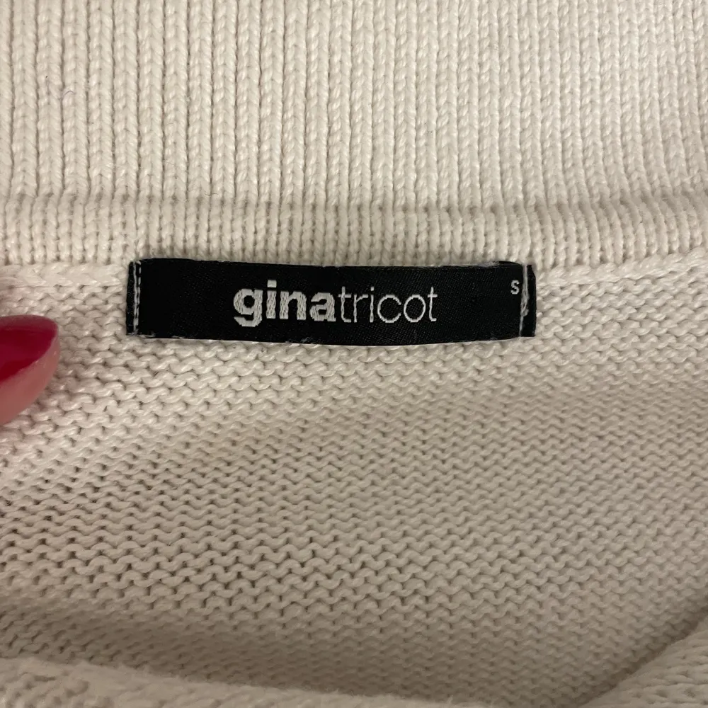 Jättefin randig tröja från GinaTricot. Den är nästan helt oanvänd, därav i väldigt bra skick💙. Tröjor & Koftor.