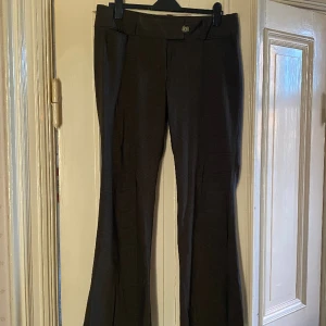 Bruna kostymbyxor - Rutiga bruna utsvängda kostymbyxor köpta second hand 