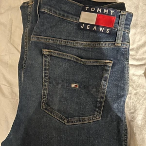 Tommy Hilfiger Jeans - Feta Tommy Hilfiger Jeans storlek 30/30 sitter lite större. Modell Mid Rise Loose. Skick 9/10 ser nästan helt nya ut