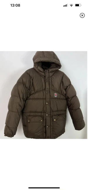 Fjällräven jacka  - Säljer min fjällräven jacka som är i storlek  xxs. Har en defekt (se sista bild) från kemtvätten, men inget som syns när man har på sig jackan