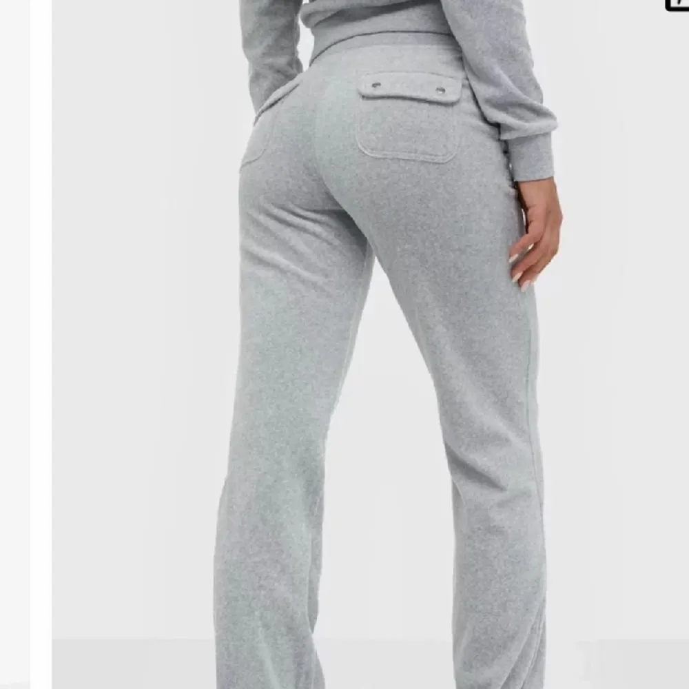 Säljer nu vidare mina gråa juciy byxor då jag inte använder dom för att dom är för stora . Jeans & Byxor.