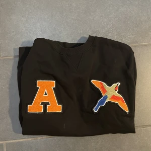 Axel Arigato Sweatshirt  - Säljer denna riktigt feta tröjan från Arigato! 😉Säljer för den inte passar längre och köptes i fjol🤙🌟