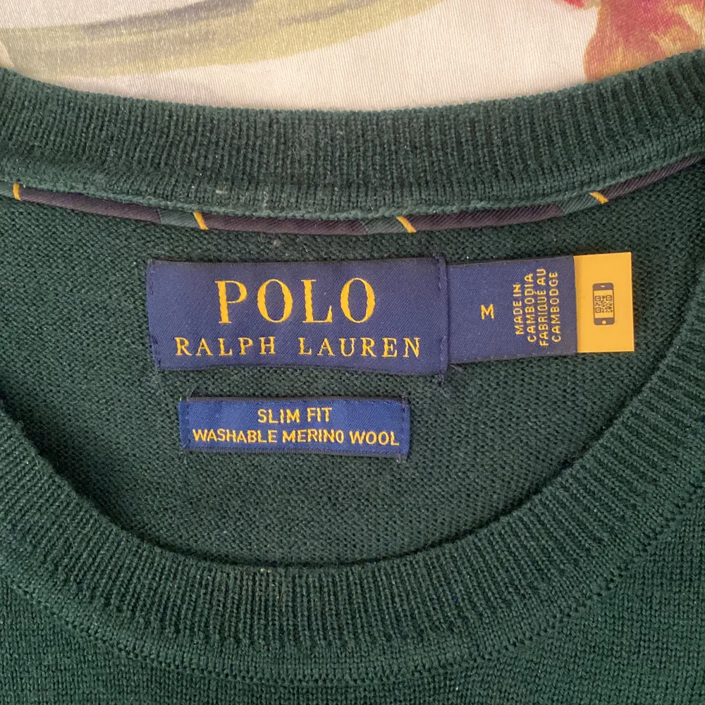 Grön tröja från Ralph Lauren, storlek är M och form är slim fit.  Nypris 2100kr. Tröjor & Koftor.