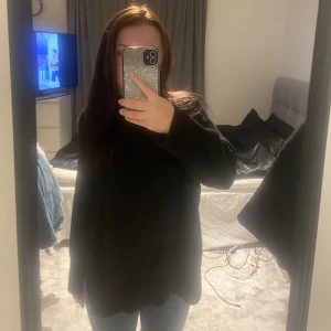 stickad tröja  - svart stickad tröja med slits på sidan 