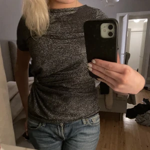 Glitter topp - Jättefin glittrig topp från Vero moda❤️ skön o perfekt till nyår❤️