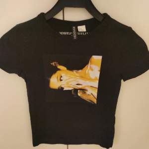 Ariana Grande tröja storlek xs passar även S. Är i nyskick endast använd 1 gång. 