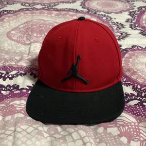 En röd Jordan keps (för kvinnor/men) (Riktiga priset är 380kr) (inte fake) 