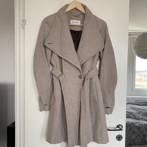 Calvin Klein kappa - Säljer denna långa kappa från Calvin Klein i storlek S men kan även passa M. Skicket är jättebra så säljer den för 1000kr Nypris är runt 4500kr. Vill ni ha fler bilder så kontakta mig!💓