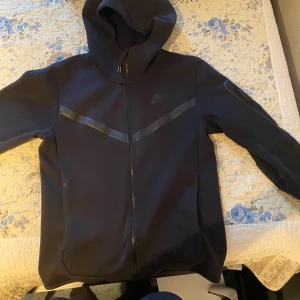 Nike tech fleece  - Den är inte så använd den är äkta och är i bra kvalitet köpte den för 1350.   Jag gör inget frakt bara möts upp