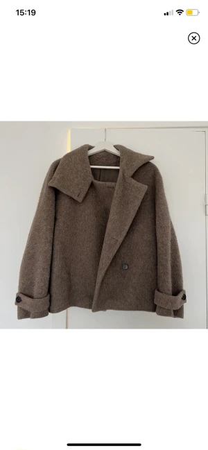 ARKET kappa - Vill sälja min mörk beiga kappa från arket, den är sparsamt använd så i väldigt fint skick💗skriv vid funderingar LÅNADE BILDER