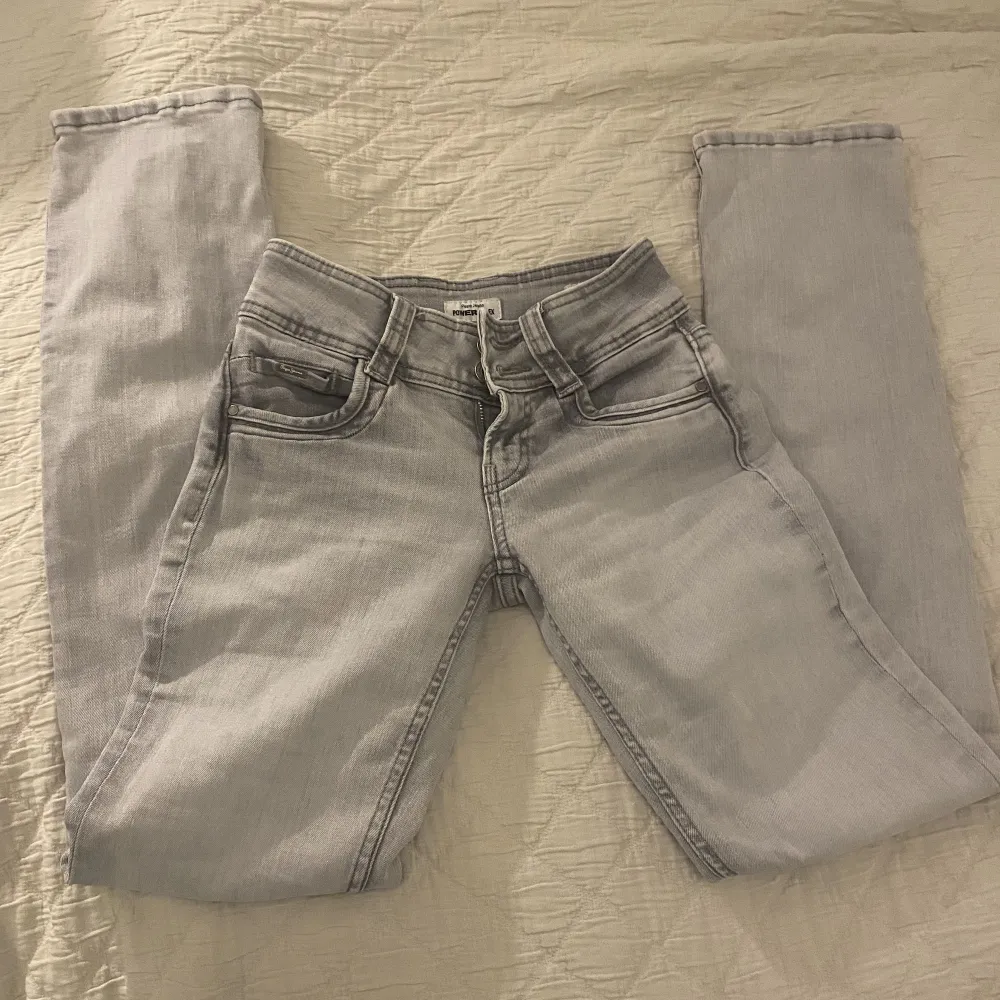 Jag säljer ett par grå äkta pepe jeans storlek 24/32❣️Bootcut, midwaist. De har inga fläckar eller är sönder. Säljer för de är för små, aldrig använda av mig men köpta begagnat💕. Jeans & Byxor.