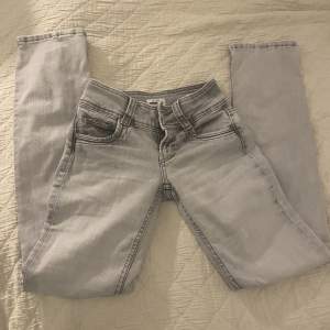 Jag säljer ett par grå äkta pepe jeans storlek 24/32❣️Bootcut, midwaist. De har inga fläckar eller är sönder. Säljer för de är för små, aldrig använda av mig men köpta begagnat💕
