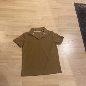 Brun tröja - Snygg brun tröja. Bra material. Skön. Pris kan diskuteras och fler bilder. Kontakta för mer.