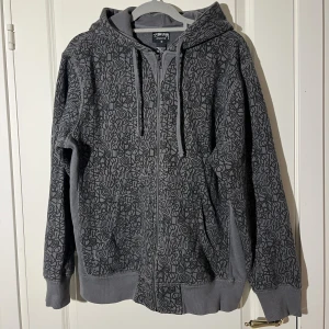 Stüssy hoodie  - Köpt secondhand men aldrig användt, jättebra skick typ som ny. 