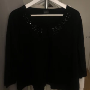 Trekvartsärmad kofta - Jätte söt trekvartsärmad kofta med fina paljett detaljer. Står inte storlek men skulle säga M/L