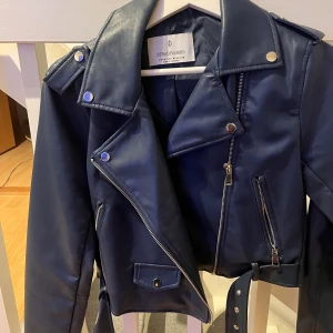 Skinnjacka - Säljer denna marinblåa skinnjacka som jag inte gillar för färgen. Köpte för 500kr från strandivius, den är i storlek M men är liten i storleken så passar S. Nyskick och säljer för 300kr!❤️