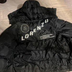 Lorenzo Veratti Puffer Jacket - Helt svart oanvänd. Storlek S passar perfekt. Upphämtning Göteborg kontant helst men går oxå med Swish.