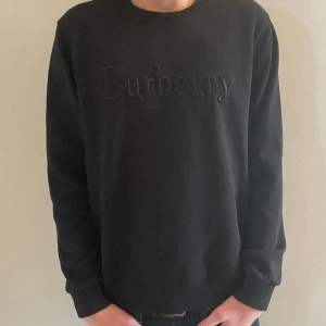 Burberry tröja  - En fin burberry tröja i perfekt skick. Modellen på bilden är 176cm lång så den passar även dem som har m i storlek.