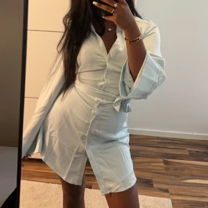 fashionnova klänning - helt ny