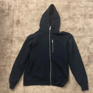 Sail racing zip hoddie mörkblå  - Hoddien är S och är nyskick, nypris 1300kr, kan gå ner lite i pris vid snabb affär.