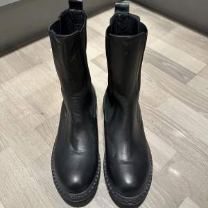 Hej! Säljer mina svarta stövletter (Leather profile chelsea boots) i storlek 39 från nakd, endast använda en gång 😊 Nypris är 1199kr, de är supersköna men inte riktigt min stil tyvärr.