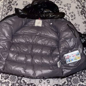 Moncler jacka  - Skick:9/10 Den passar inte mig längre så ja tänkte sälja den kvitto kommer inte med  Endast seriösa