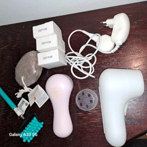 Skönhetspaket med ansiktsborste Mia Clarisonic massage SPA - Ett paket med ansiktsborste, massagepinne (har ett teleskopskaft), extra borstar, skrubbsten av lavasten(?) fodral till borsten samt laddare.  Kort om ansiktsborsten:   Clarisonic Mia 2 är en rengöringborste som är kompakt, resvänlig och enkel att använda