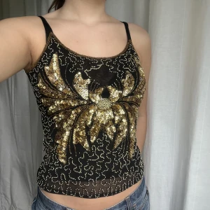 Paljettopp - Vintage svart linne med guld paljetter på 🖤