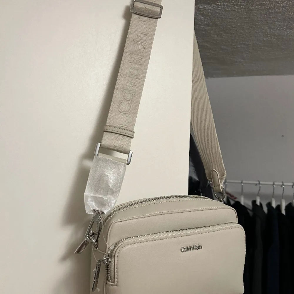 Helt Ny: Calvin Klein Must Camera Bag Unisex - Axelremsväska, Helt slutsåld online . Väskor.