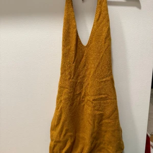 Klänning - Gul halterklänning från ruve. Storlek s