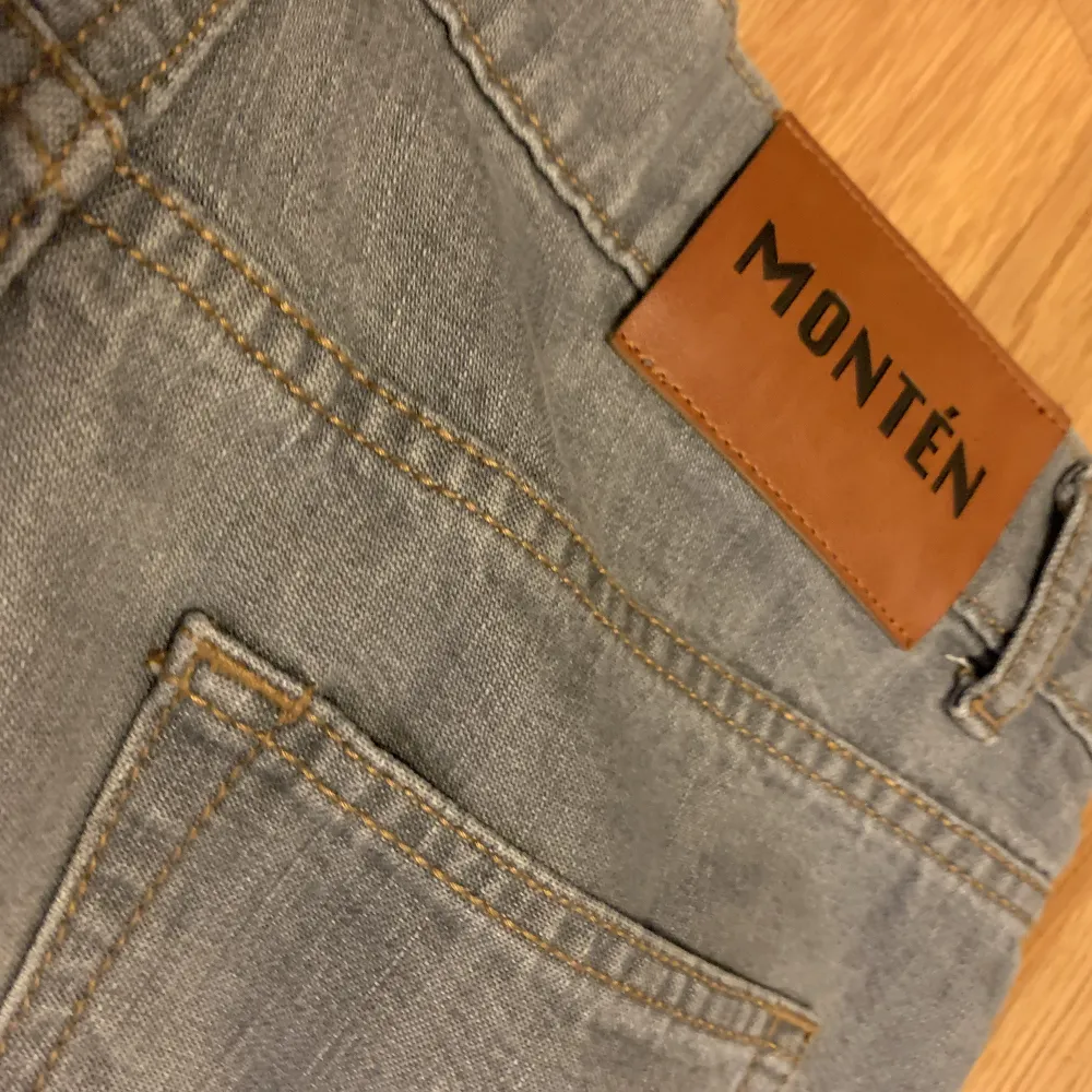 Ett par Montén jeans som inte kommer till någon användning då de är lite för små för mig. Längden är ok på mig som är 178, passar kanske lite bättre om man är kortare. Pris kan diskuteras✅. Jeans & Byxor.