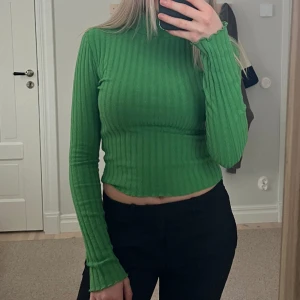 Snygg grön tröja!!  - Supersnygg grön tröja från Gina i storlek S. Sitter som ett smäck och är väldigt bekväm. 