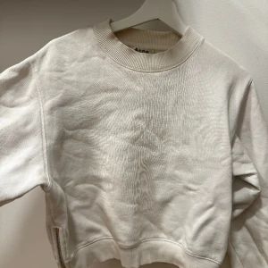 Acnetröja  - Vit tjocktröja från Acne Studios i storlek S.