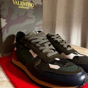 Hej säljer Valentino rock runners färg : Khaki strlk 44 riktigt schyssta 9/10 skick använd endast ett fåtal gånger de bara skriva om ni har några funderingar ✅🌟