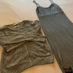 Fest klänning och cardigan - Fest glitter klänning och cardigan❤️ Båda i fint skick passar s-m. På klänningen är det 2 slits på sidorna. Perfekt till fest/jul/nyår❤️