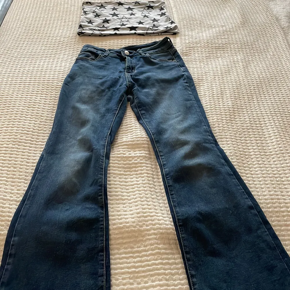 Blå-jeans storlek (XS) toppen har (34cm-mitten). Jeans & Byxor.