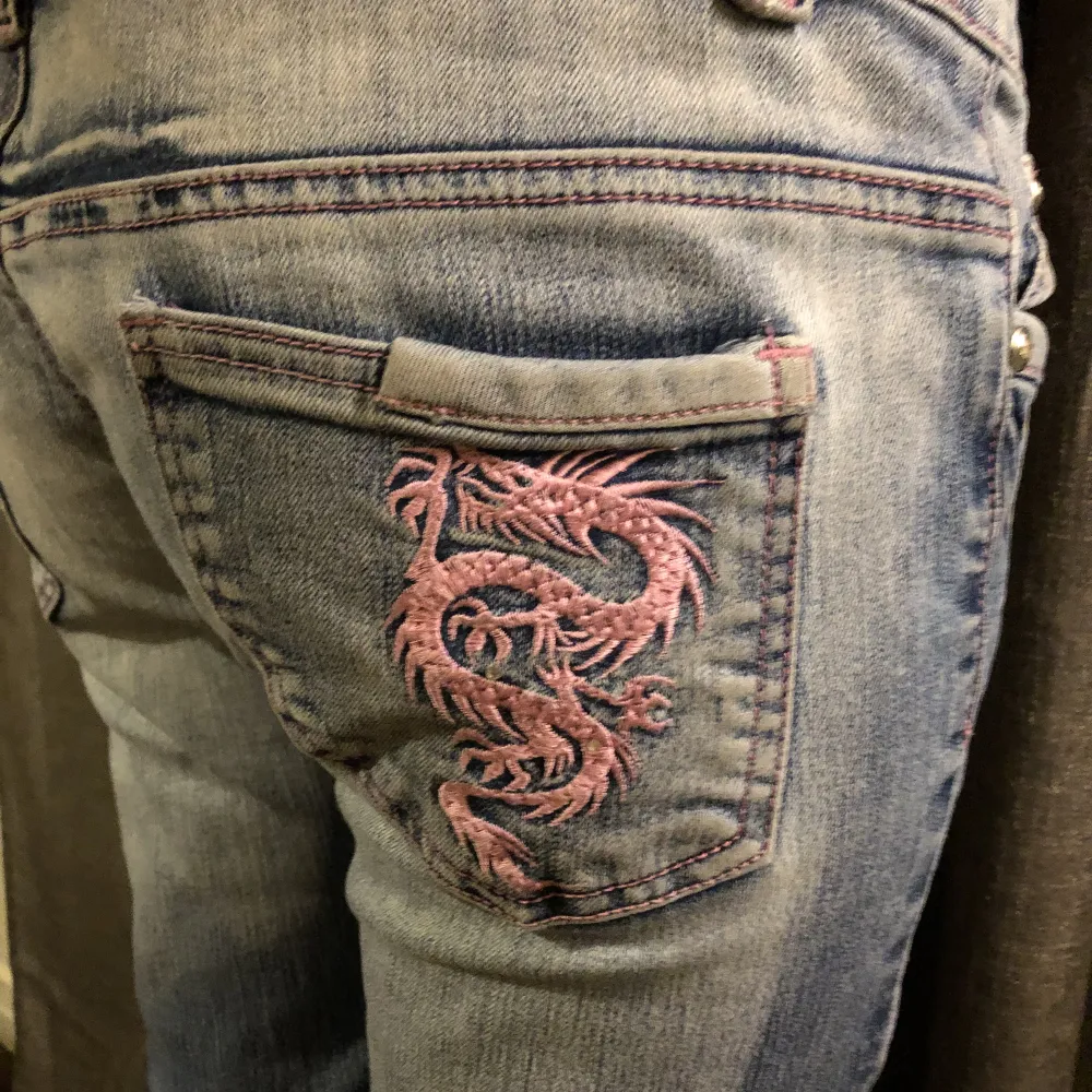 Superfina jeans som tyvärr inte kommer till användning! Mått: Innerben: 82 cm Midja: 80 cm Total längd 98 cm. Jeans & Byxor.