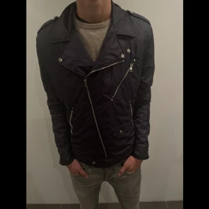 J.Lindeberg Jacka - Hej! Säljer denna sjukt snygga J.Lindeberg jacka. Hör av dig vid funderingar!